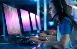 Mädchen sitzt vor einem Gaming Monitor und spielt ein Spiel