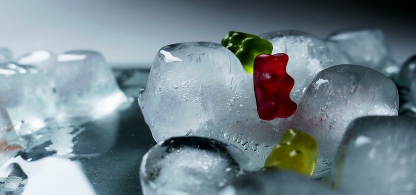 Eiswürfel aus einer Eiswürfelmaschine zusammen mit Gummibären