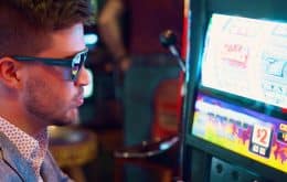Online Casinos legalisiert: Mann am Spielautomaten