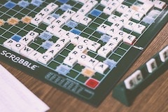 Scrabble spielen am Spieleabend