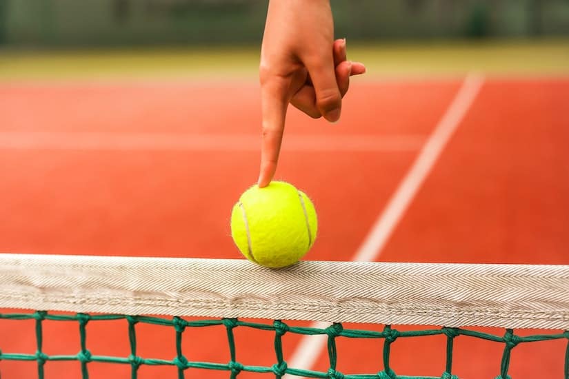 Ein Tennisball auf einem Tennis Netz