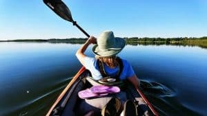 Gemeinsam beim Date einen Fluß im Kayak oder Boot erkunden