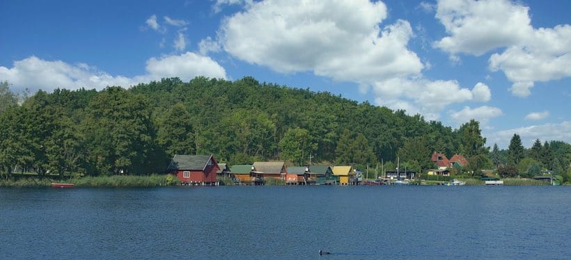 Ein Hausbooturlaub auf der Mecklenburgischen Seenplatte bietet Spaß und Erholung für die ganze Familie